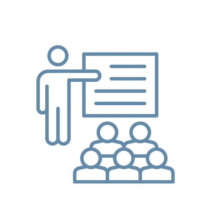 Une personne présente un discours devant un petit groupe d'auditeurs.